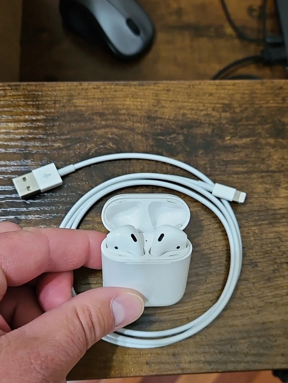 Apple White Wireless Earbuds with Charging Case and Lightning Cable - Picture 1 of 2